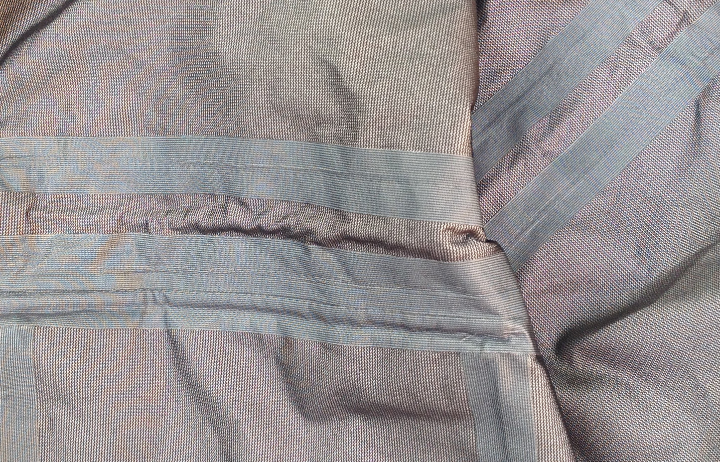 Le manteau possède des coutures étanchées par bandes thermocollées afin d’empêcher l’eau de s’infiltrer.