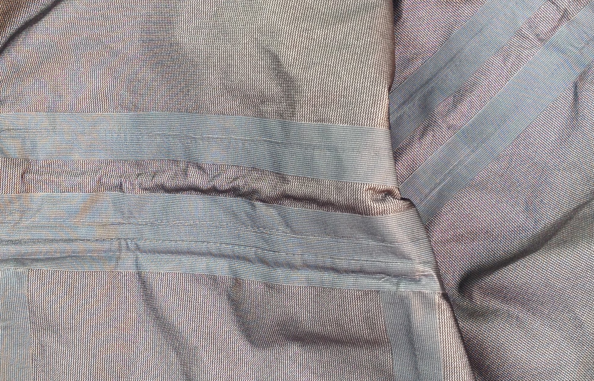 Le manteau possède des coutures étanchées par bandes thermocollées afin d’empêcher l’eau de s’infiltrer.